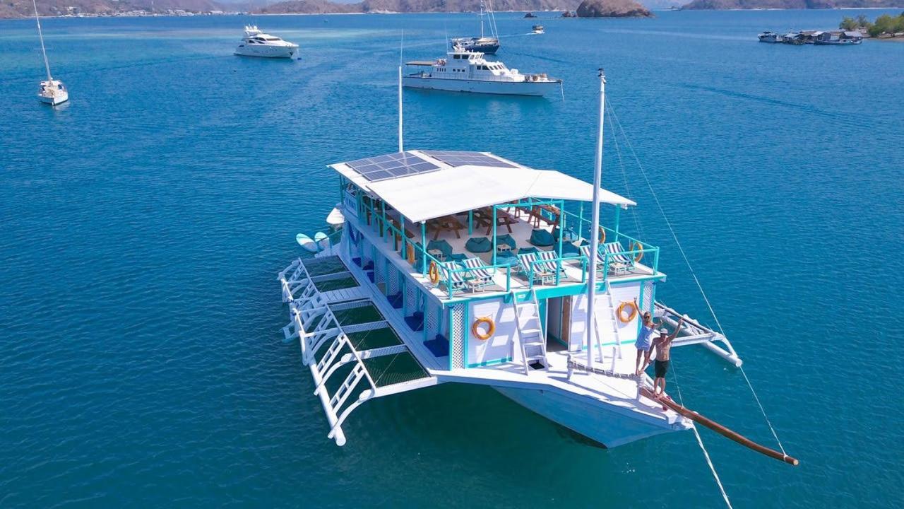 Le Pirate Boatel - Floating Hotel Labuan Bajo Exterior foto